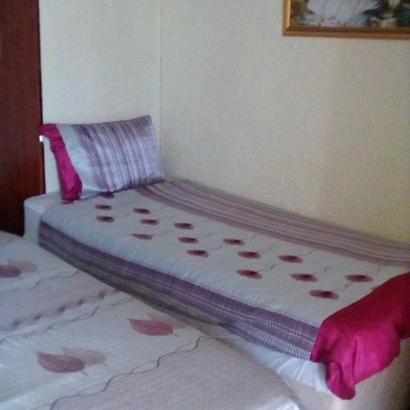 Guest House Macauly โจฮันเนสเบิร์ก ภายนอก รูปภาพ